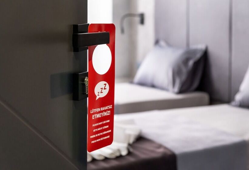 اتاق خانوادگی, The Queen