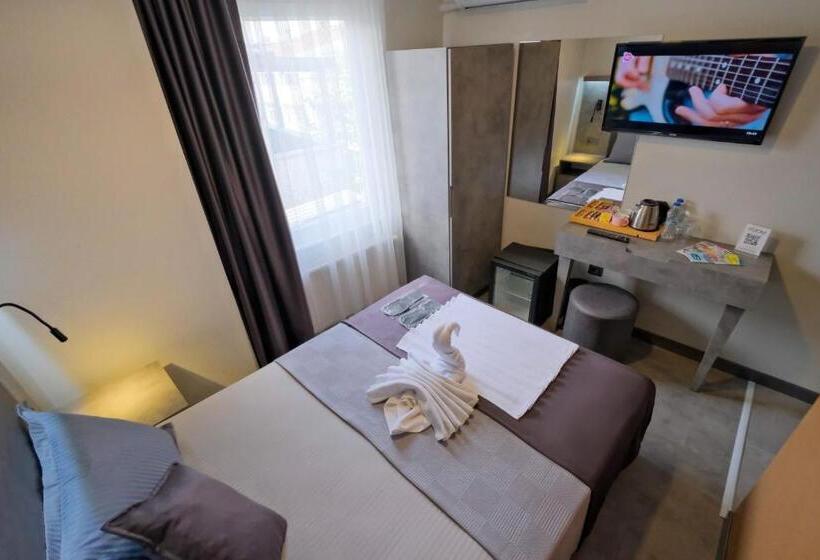 اتاق استاندارد یک نفره, The Queen