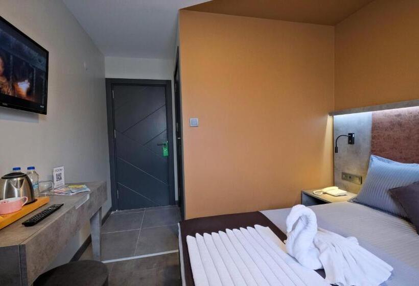 اتاق استاندارد یک نفره, The Queen