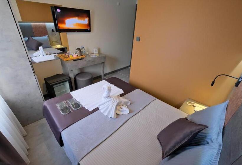 اتاق استاندارد یک نفره, The Queen