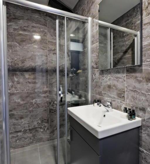 اتاق استاندارد سه نفره, The Queen