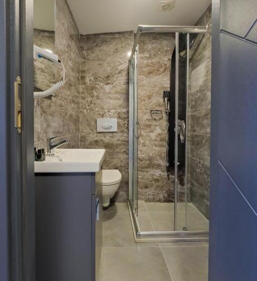 اتاق استاندارد سه نفره, The Queen