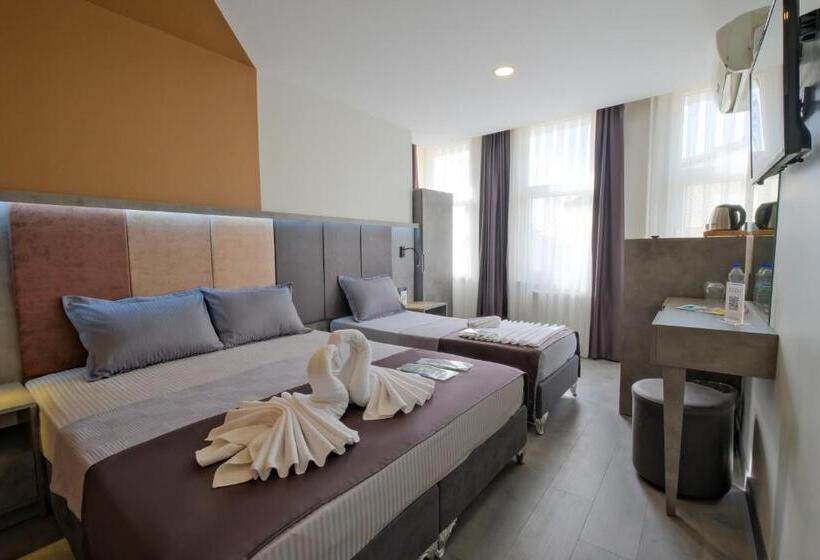 اتاق استاندارد سه نفره, The Queen