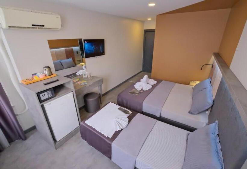 اتاق استاندارد سه نفره, The Queen