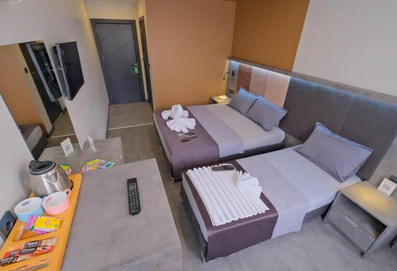 اتاق استاندارد سه نفره, The Queen