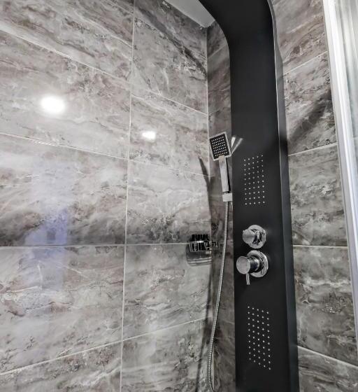 اتاق خانوادگی, The Queen