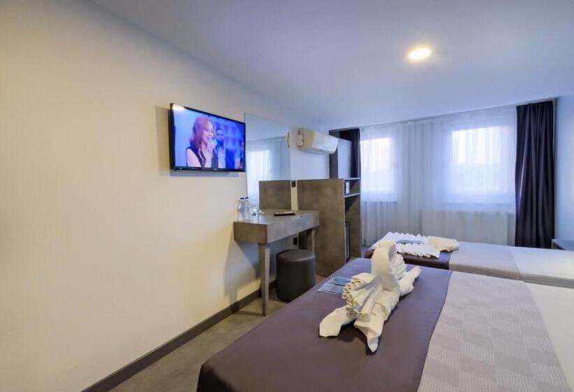 اتاق خانوادگی, The Queen