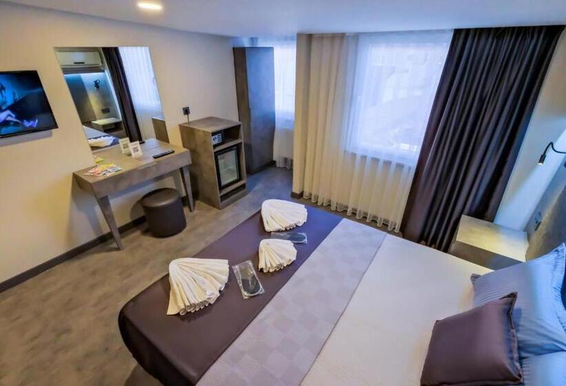 اتاق خانوادگی, The Queen