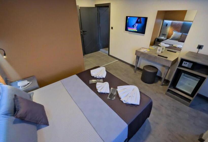 اتاق خانوادگی, The Queen