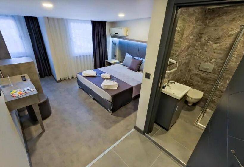 اتاق خانوادگی, The Queen