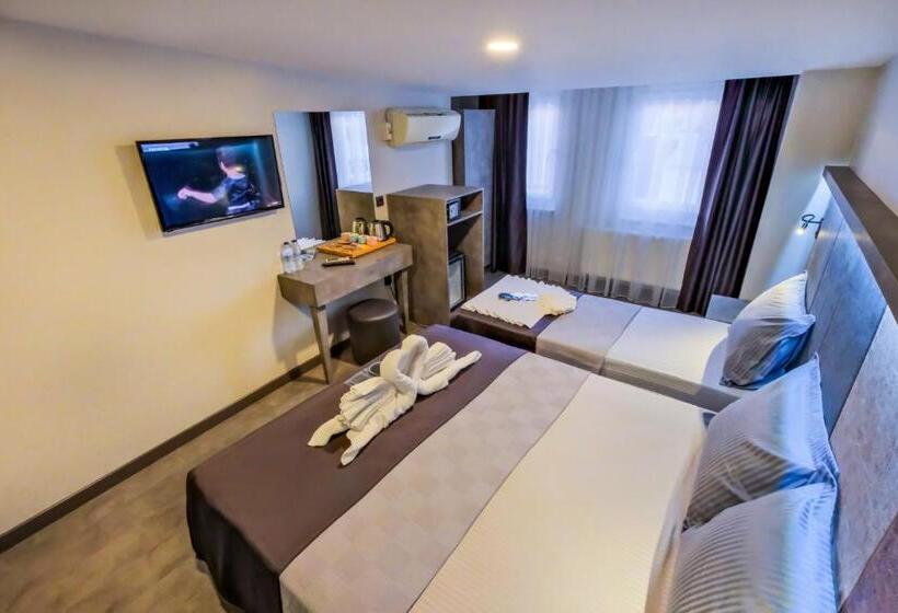 اتاق خانوادگی, The Queen