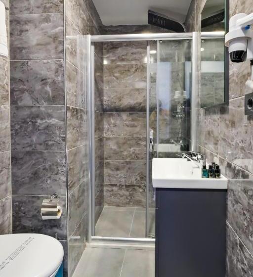 اتاق استاندارد چهار تخته, The Queen