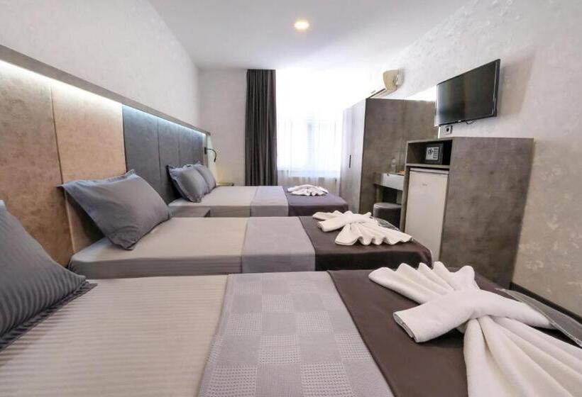 اتاق استاندارد چهار تخته, The Queen