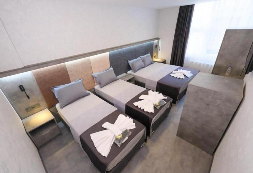 اتاق استاندارد چهار تخته, The Queen