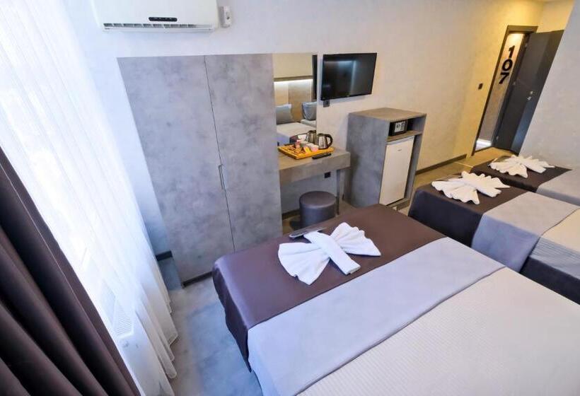 اتاق استاندارد چهار تخته, The Queen