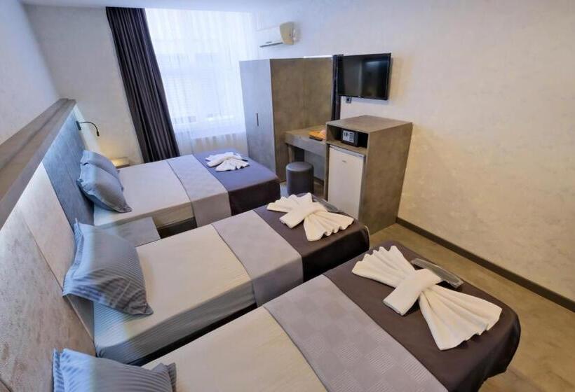 اتاق استاندارد چهار تخته, The Queen