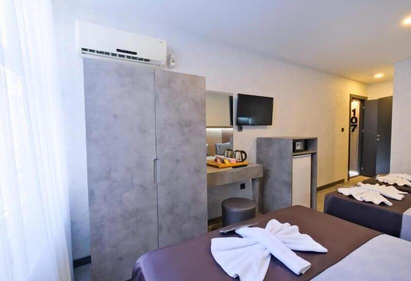 اتاق استاندارد چهار تخته, The Queen