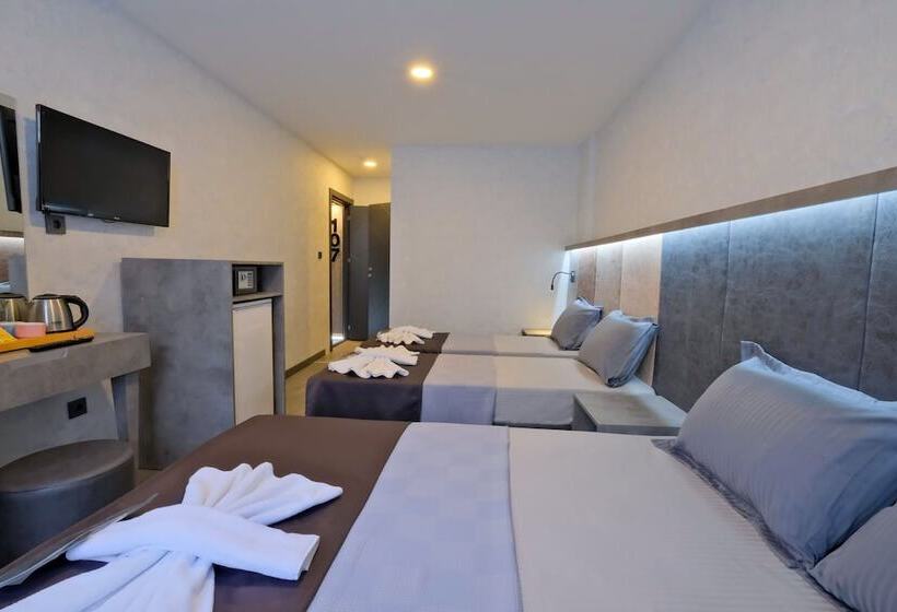 اتاق استاندارد چهار تخته, The Queen