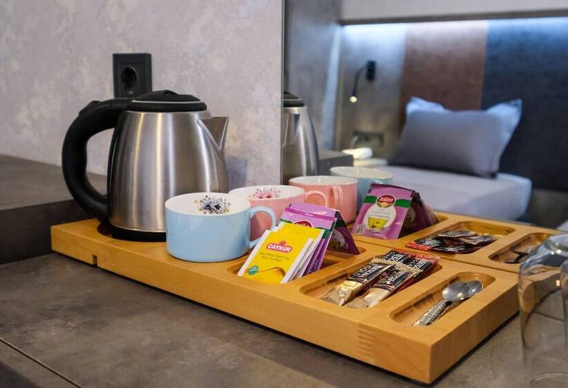 اتاق خانوادگی, The Queen