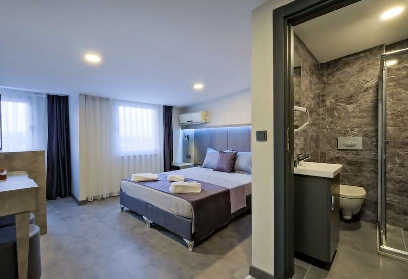 اتاق خانوادگی, The Queen