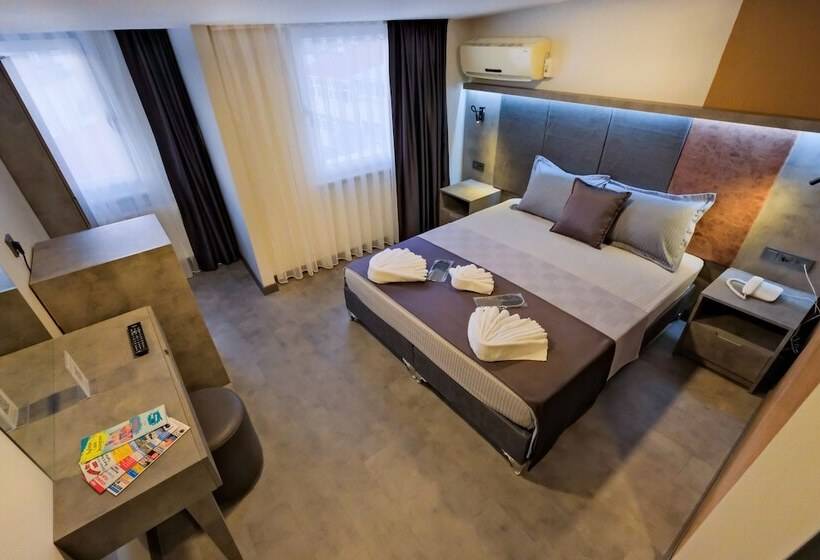 اتاق خانوادگی, The Queen