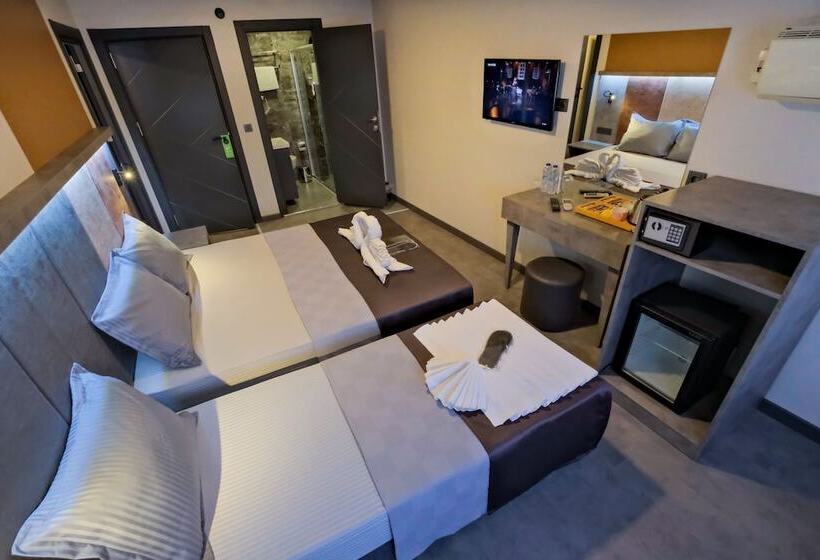 اتاق خانوادگی, The Queen