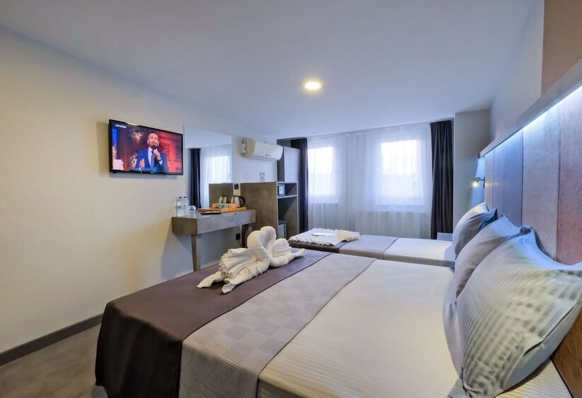 اتاق خانوادگی, The Queen