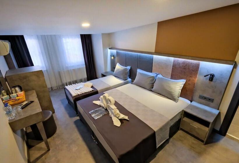 اتاق خانوادگی, The Queen