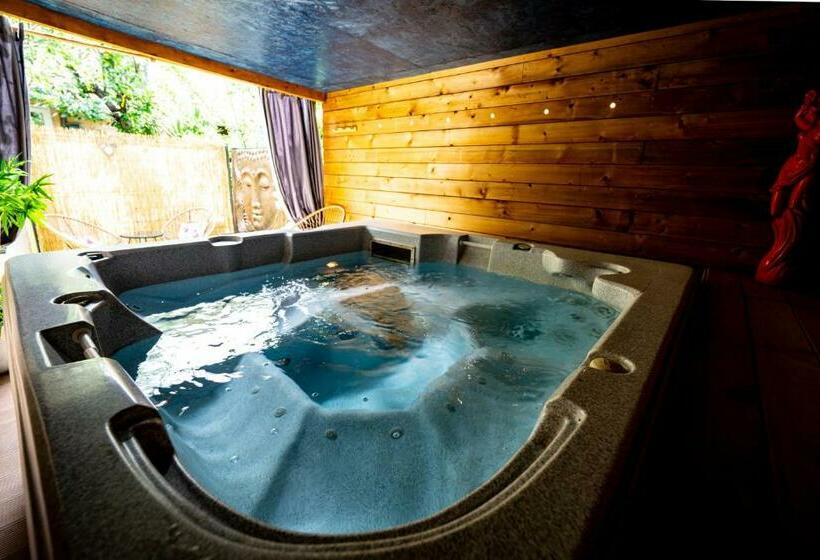 סוויטה עם ג'קוזי, Studio Romantique Jacuzzi Ou Spa Balneo Privatif Et Jardin Au Temps Des Cerises La Ciotat