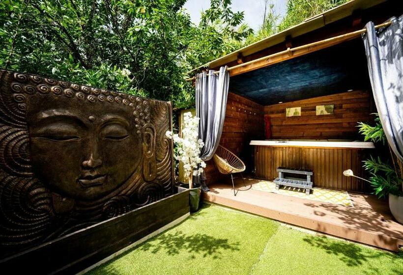 סוויטה עם ג'קוזי, Studio Romantique Jacuzzi Ou Spa Balneo Privatif Et Jardin Au Temps Des Cerises La Ciotat