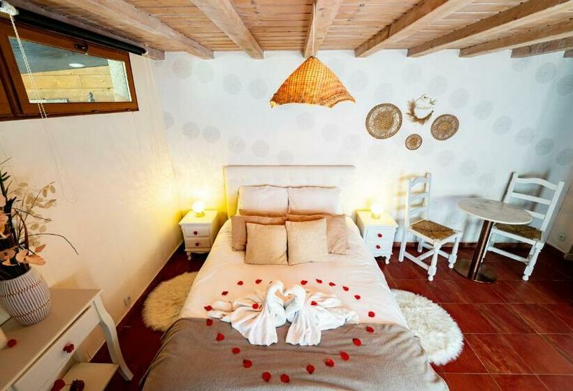 סוויטה עם ג'קוזי, Studio Romantique Jacuzzi Ou Spa Balneo Privatif Et Jardin Au Temps Des Cerises La Ciotat