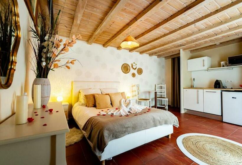 סוויטה עם ג'קוזי, Studio Romantique Jacuzzi Ou Spa Balneo Privatif Et Jardin Au Temps Des Cerises La Ciotat