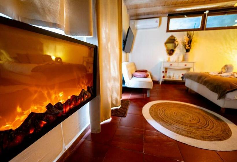 سوئیت با وان آب گرم, Studio Romantique Jacuzzi Ou Spa Balneo Privatif Et Jardin Au Temps Des Cerises La Ciotat