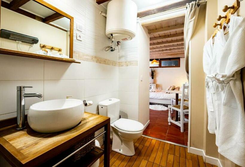 סוויטה עם ג'קוזי, Studio Romantique Jacuzzi Ou Spa Balneo Privatif Et Jardin Au Temps Des Cerises La Ciotat