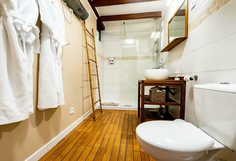 סוויטה עם ג'קוזי, Studio Romantique Jacuzzi Ou Spa Balneo Privatif Et Jardin Au Temps Des Cerises La Ciotat