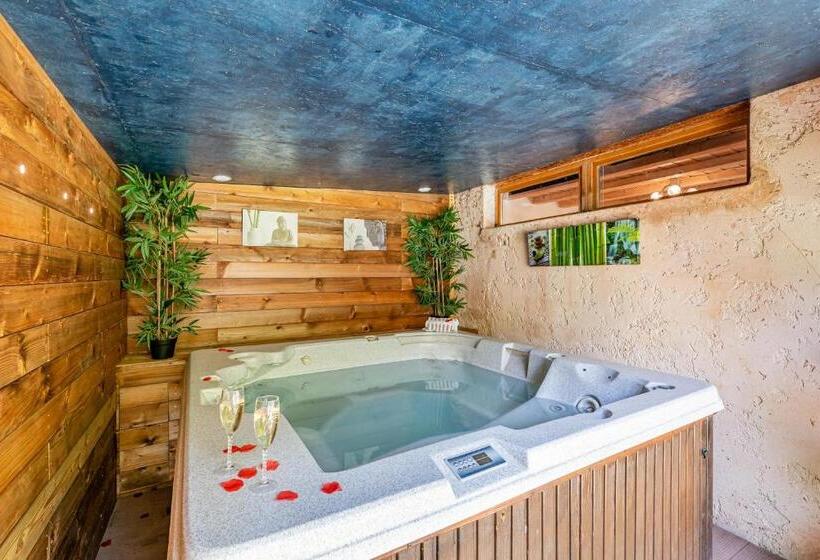 סוויטה עם ג'קוזי, Studio Romantique Jacuzzi Ou Spa Balneo Privatif Et Jardin Au Temps Des Cerises La Ciotat