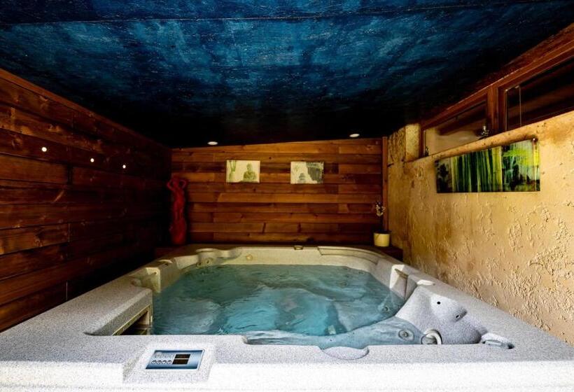 סוויטה עם ג'קוזי, Studio Romantique Jacuzzi Ou Spa Balneo Privatif Et Jardin Au Temps Des Cerises La Ciotat