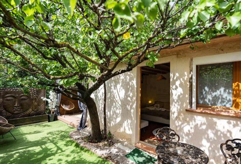 سوئیت با وان آب گرم, Studio Romantique Jacuzzi Ou Spa Balneo Privatif Et Jardin Au Temps Des Cerises La Ciotat