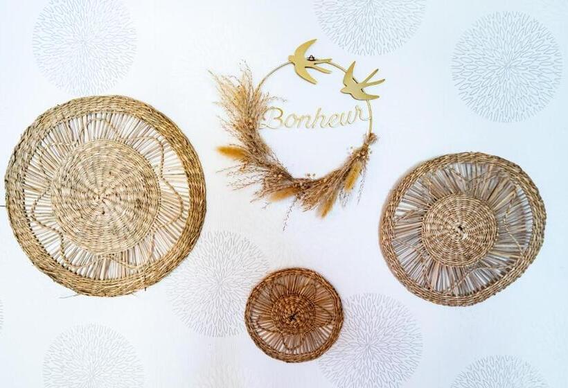 סוויטה עם ג'קוזי, Studio Romantique Jacuzzi Ou Spa Balneo Privatif Et Jardin Au Temps Des Cerises La Ciotat