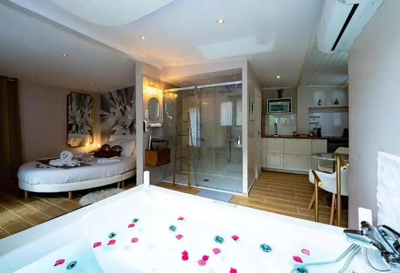 スタンダードスタジオ, Studio Romantique Jacuzzi Ou Spa Balneo Privatif Et Jardin Au Temps Des Cerises La Ciotat