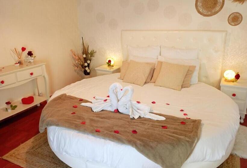 סוויטה עם ג'קוזי, Studio Romantique Jacuzzi Ou Spa Balneo Privatif Et Jardin Au Temps Des Cerises La Ciotat