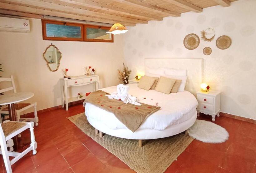 سوئیت با وان آب گرم, Studio Romantique Jacuzzi Ou Spa Balneo Privatif Et Jardin Au Temps Des Cerises La Ciotat