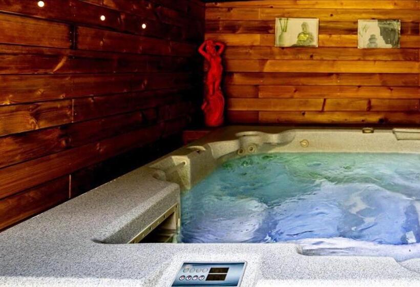 סוויטה עם ג'קוזי, Studio Romantique Jacuzzi Ou Spa Balneo Privatif Et Jardin Au Temps Des Cerises La Ciotat