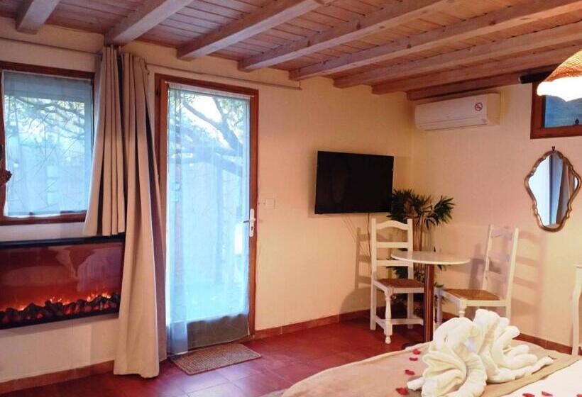 סוויטה עם ג'קוזי, Studio Romantique Jacuzzi Ou Spa Balneo Privatif Et Jardin Au Temps Des Cerises La Ciotat