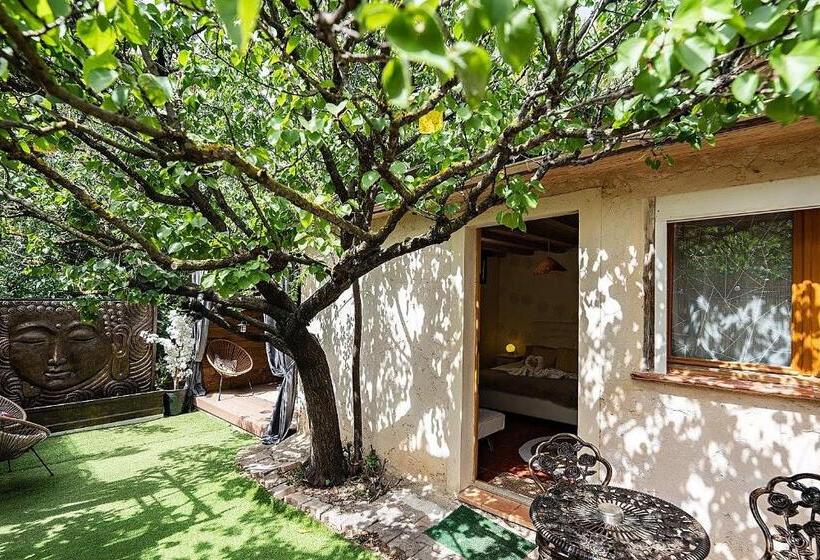 سوئیت با وان آب گرم, Studio Romantique Jacuzzi Ou Spa Balneo Privatif Et Jardin Au Temps Des Cerises La Ciotat