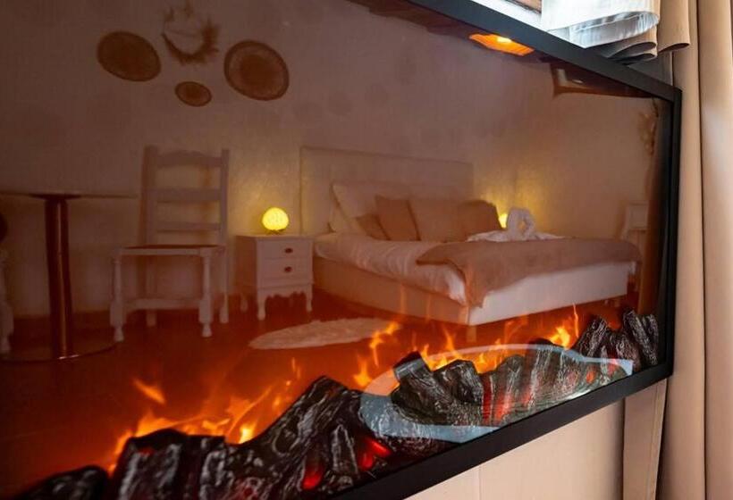 סוויטה עם ג'קוזי, Studio Romantique Jacuzzi Ou Spa Balneo Privatif Et Jardin Au Temps Des Cerises La Ciotat