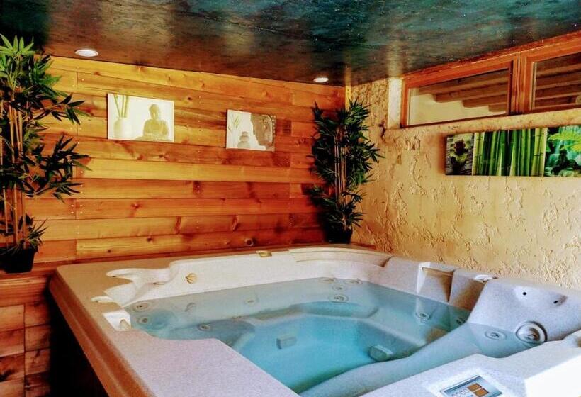 סוויטה עם ג'קוזי, Studio Romantique Jacuzzi Ou Spa Balneo Privatif Et Jardin Au Temps Des Cerises La Ciotat