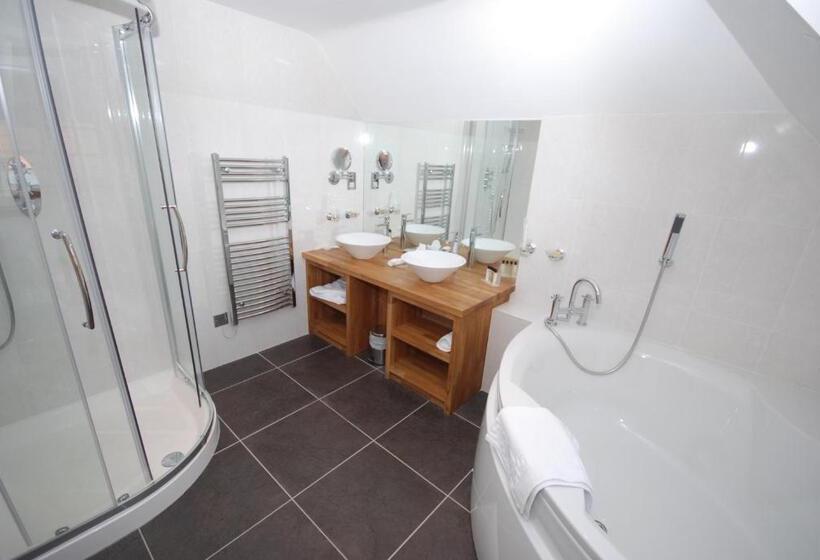 اتاق لوکس خانوادگی, The Chequers Inn