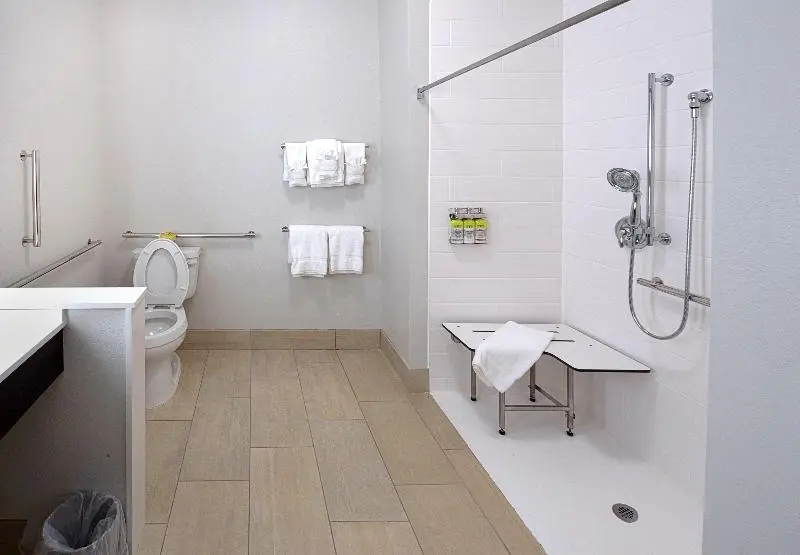 身障者適用キングサイズベッドルーム, Holiday Inn Express & Suites Wentzville St Louis West, An Ihg