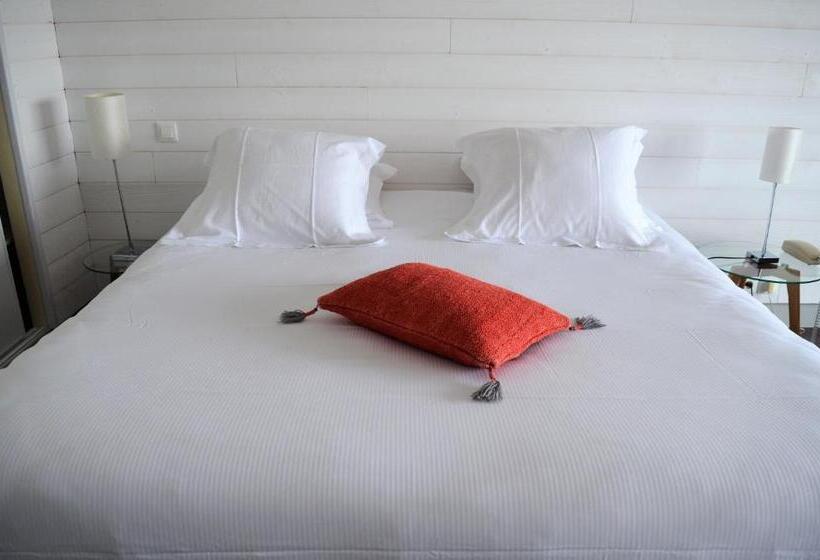 اتاق سوپریور با چشمانداز دریا و بالکن, Le Toeno